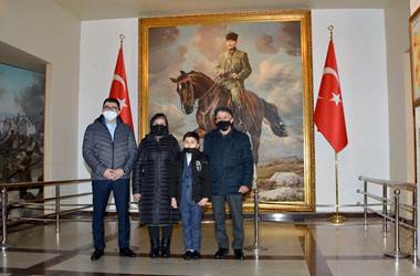 Şehit Olmadan Önce Sn. Bakanımız Hulusi Akar'a "Sözümü Tuttum" Mesajı Gönderen Azerbaycanlı Şehit Üsteğmen Valeh Memiyev'in Ailesi Anıtkabir'i Ziyaret Etti